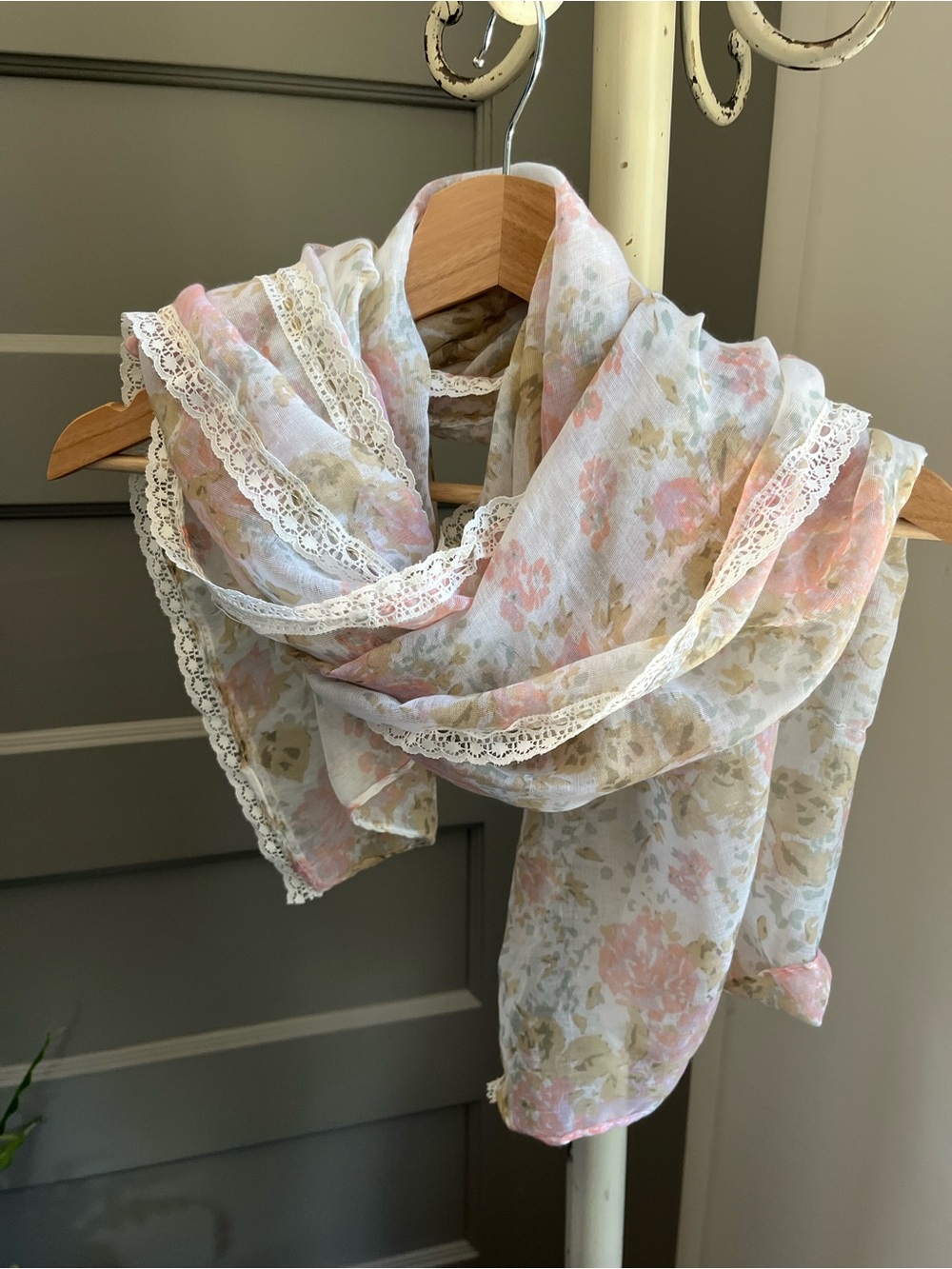 Pretty Floral Lace-Trim Lightweight Scarf - Pink & Cream